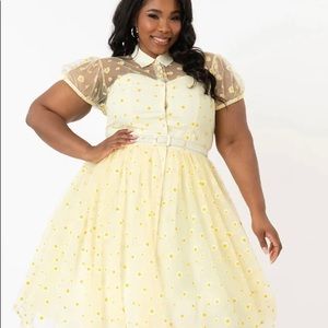 Unique Vintage pale yellow daisy print dress. Size 18 2XL